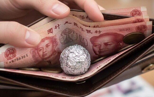 Çinlilər niyə pul kisələrində alüminium folyo daşıyır?