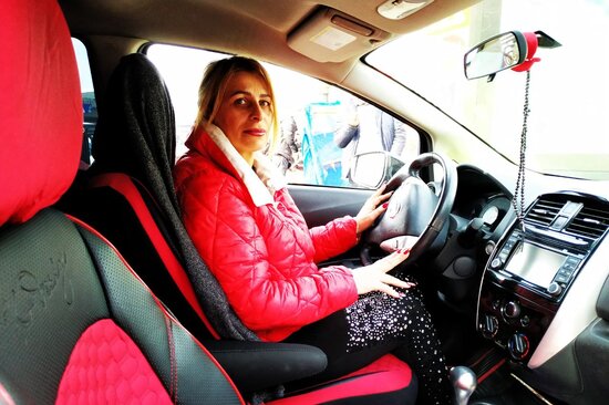 1 manatlıq taksi sürən 50 yaşlı qadın: "Günə 120 manat qazana bilirəm"- VİDEOREPORTAJ/ FOTOLAR