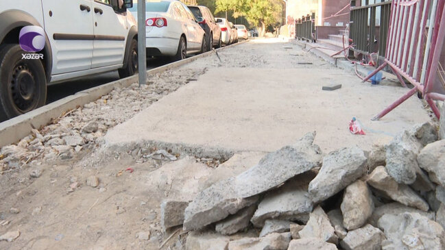 Tikinti şirkəti sakinlərin istifadə etdiyi səkini bərbad vəziyyətə saldı (VİDEO)