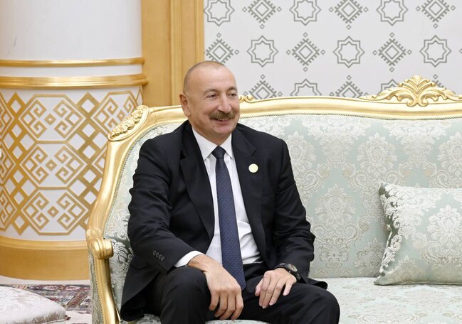 Türkmənbaşı şəhərində İlham Əliyevin Məsud Pezeşkianla görüşü keçirilib - Foto