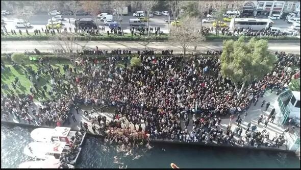 İstanbulda dini mərasim keçirildi: Çox sayda insan dənizə atıldı - FOTO/VİDEO