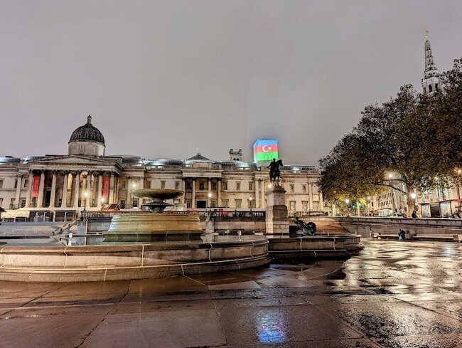 Britaniyada binalar bayrağımızın rənglərinə boyandı - Fotolar