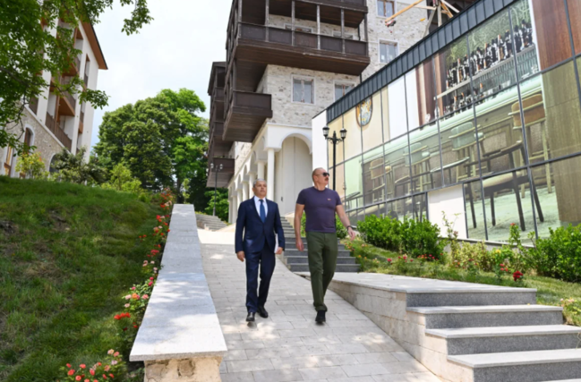 Prezident Şuşanın Qarabağ küçəsində həyata keçirilmiş işlərlə tanış olub - FOTO