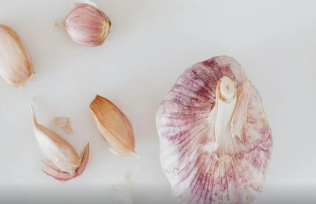 Sarımsağı səhv yeyirsiniz: Maksimum fayda üçün bunu edin