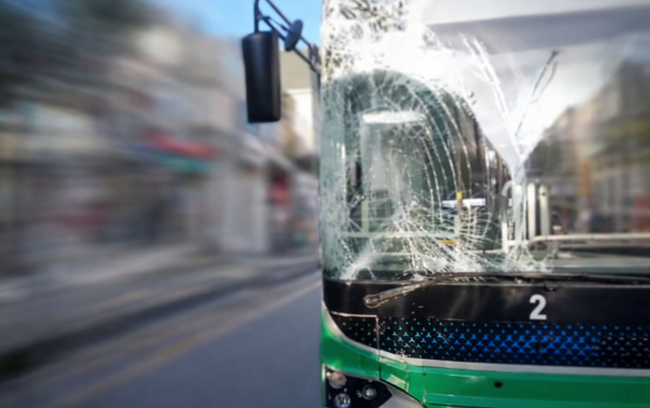 Bakıda zəncirvari qəza - Avtobuslar bir-birinə çırpıldı+Video