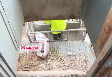 Bakıda binanın eyvanı uçdu (FOTO)