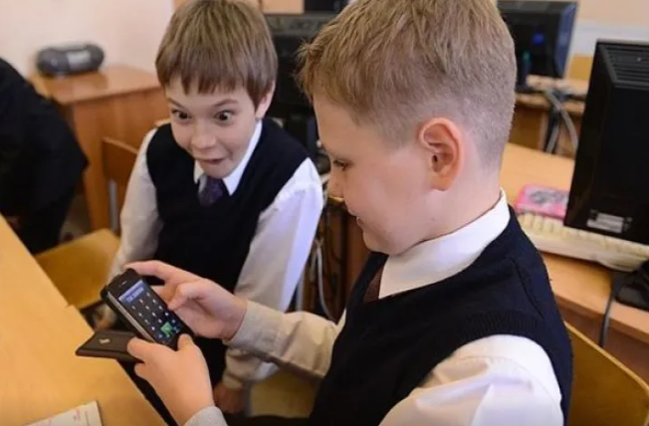 Azərbaycanın bütün məktəblərində şagirdlərə telefondan istifadə qadağan olunacaq