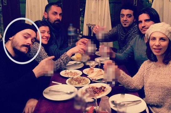 Sərtab özündən kiçik sevgilisi ilə "şərəfə dedi"