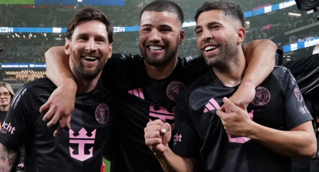 Messi onu da yanına aparır