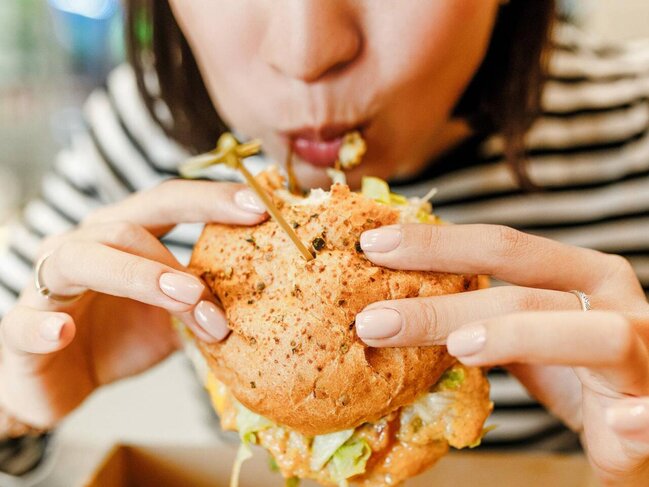 Çox yeyənlər niyə gec doyur? - Səbəb açıqlandı