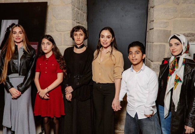 Leyla və Arzu Əliyevalar qızları ilə sərgidə... - Fotolar