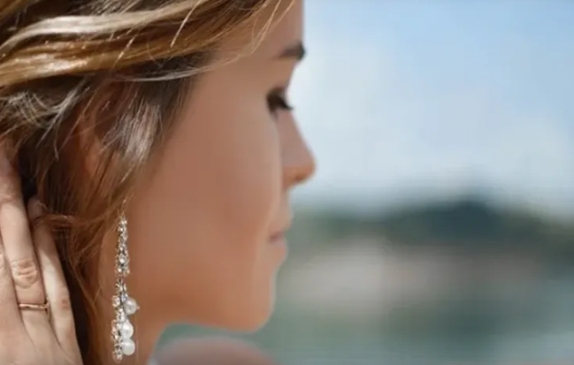 Bədənin bu hissəsi qadının yaşını göstərir