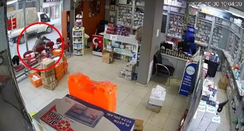 Küçənin ortasında aptek əməkdaşına hücum etdi - VİDEO