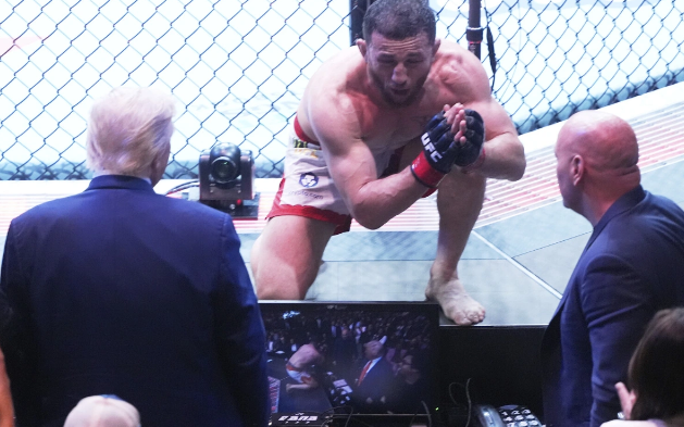 Gürcü UFC döyüşçüsü Trampın qarşısında diz çökdü