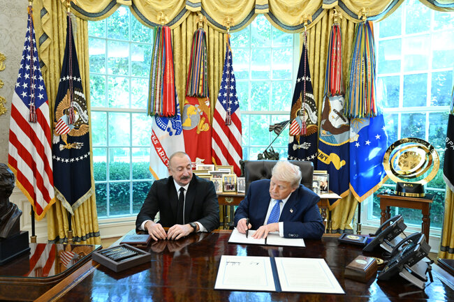 Nadirən verdiyi hədiyyəni İlham Əliyevə bağışladı - Fotolar