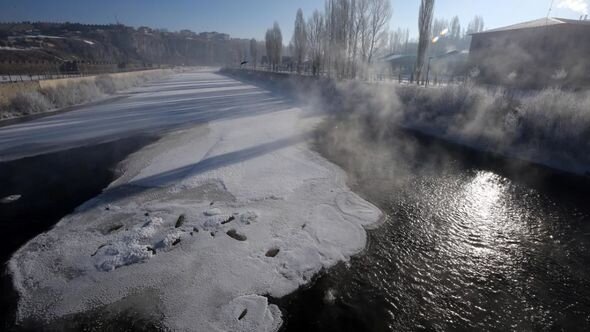 Buz bağlayan Kür çayı, kirpikləri donan sakinlər: 34 dərəcə şaxtanın yaşandığı Ardahandan görüntülər - FOTO