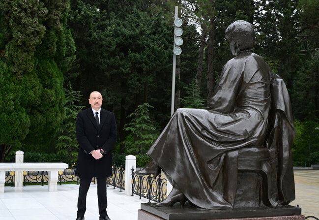 Prezident xanımı və qızı ilə Fəxri xiyabanda - Fotolar