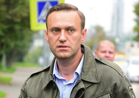 Rusiyalı müxalif Aleksey Navalnıy zəhərlənərək komaya düşüb