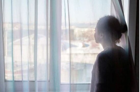 Bakıda atalığının dəfələrlə təcavüz etdiyi qız özünə qəsd etmək istədi - Tükürpədici olayın TƏFƏRRÜATI