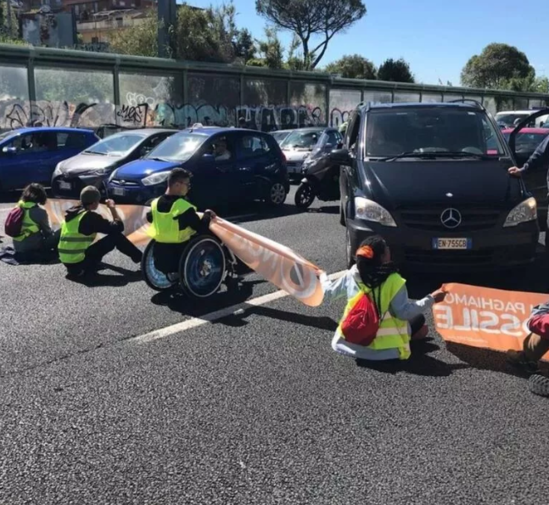 İtaliyada iqlim fəalları yolu bağlayıblar