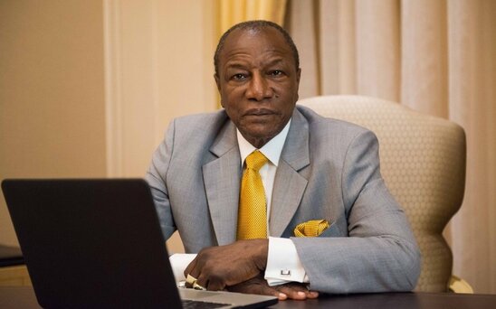 Qvineya prezidenti naziri küçədə döydü-VİDEO