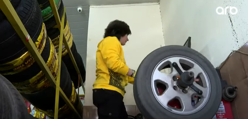 Azərbaycanda ilk və tək xanım təkər ustası: "Deyirdilər, get xanım işi ilə məşğul ol" - VİDEO