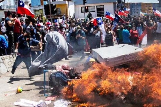 Çilidə Venesuela qaçqınlarının çadırları yandırıldı - VİDEO