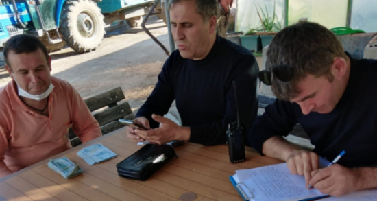 Parkda gülləri sulayarkən çanta tapdı: İçinə baxanda heyrətə gəldi - Külli miqdarda... - VİDEO