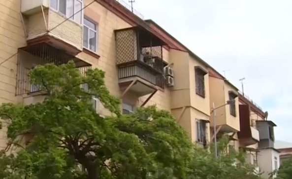 Bakıda köhnə binalardakı mənzillər kütləvi satışa çıxarılır - VİDEO+SƏBƏB