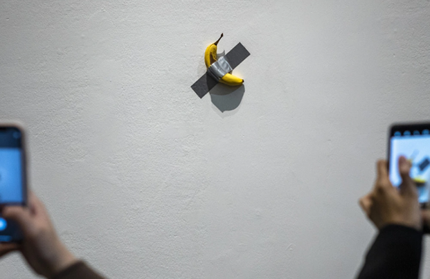 Fransada sərgiyə gələn ziyarətçi 6 milyon avroluq bananı dişlədi