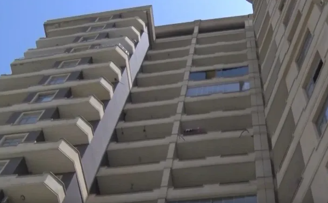 Ata azyaşlı qızını binadan atdı