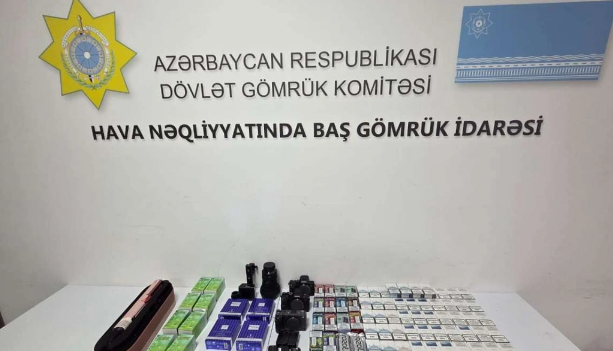 Mobil telefonda və ayaqqabılarda gizlədilmiş qızıl külçələr aşkarlandı