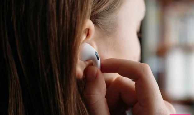 Rusiyalı qadın qulaqlığı həblə səhv salıb uddu