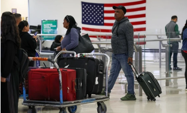 ABŞ-ni tərk edənlərin sayı ölkəyə daxil olanları üstələyib
