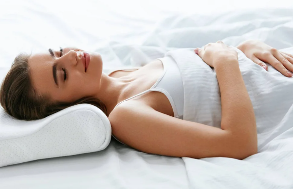 Üzdə qırışların yaranmaması üçün hansı vəziyyətdə yatmaq məsləhət görülür?