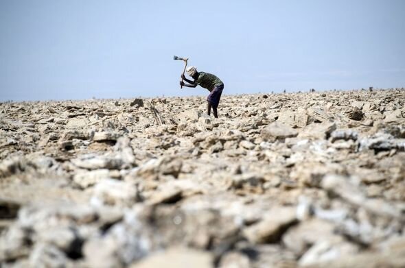 Planetimizin "Cəhənnəm qapılarından" biri: Yandırıcı turşu, qaynayan kükürd və qızğın buxarlı bulaq - FOTO