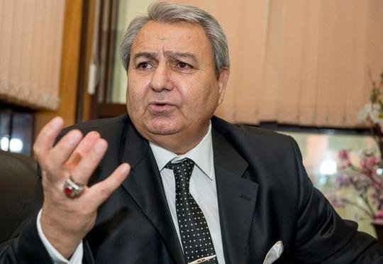 Porno gangbang uchun soraydi