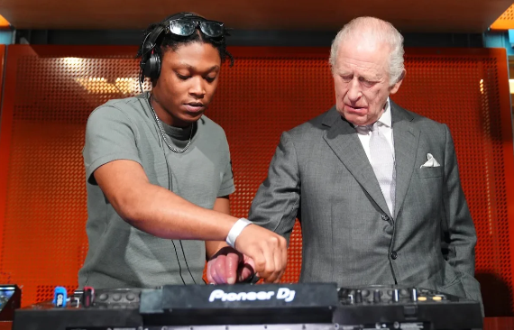 Böyük Britaniya Kralı III Çarlz özünü DJ kimi sınadı