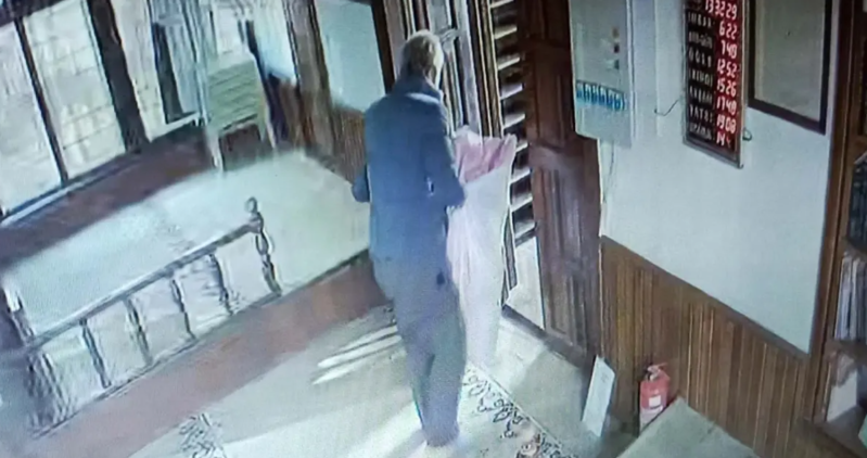 Məsciddəki sədəqə qutusunu oğurlayan şəxs saxlanılıb - VİDEO