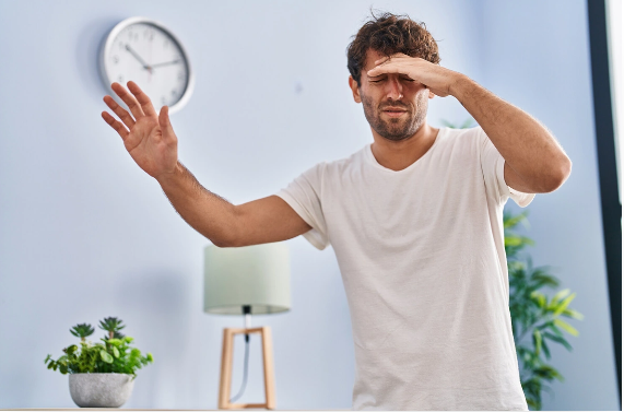 Alında ağrını diqqətdən kənar qoymayın: Həkim bu vəziyyətin təhlükəsi barədə danışdı