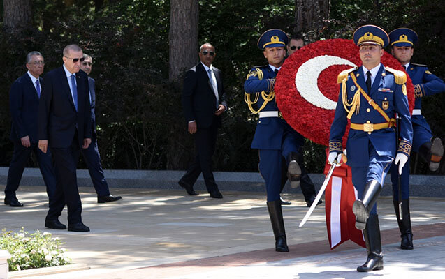 Ərdoğan Heydər Əliyevin məzarını ziyarət etdi - FOTOLAR