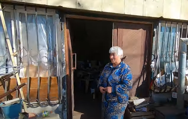 Erməni qadın Araiyikin paxırlarını açdı:" Onun gərək başı kəsilsin! İnəklərin yemini 1 ay bizə verib" - VİDEO