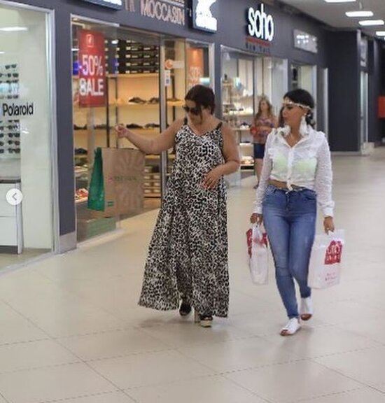 Təranənin qızı Qumral elə geyindi ki, yaşıl alt paltarı göründü - FOTO