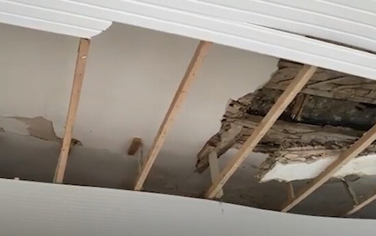 Gəncədə poliklinikanın tavanı çökdü - Video