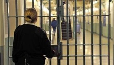 Həbsxanada dəhşət: Duşda qadın məhbusa hücum etdi -FOTO