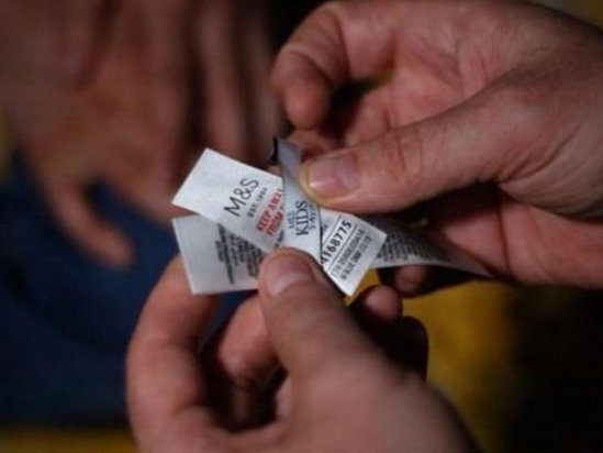 ŞOK ARAŞDIRMA : Qaçqın uşaqlar tanınmış brendlər üçün paltar tikirlər - FOTO