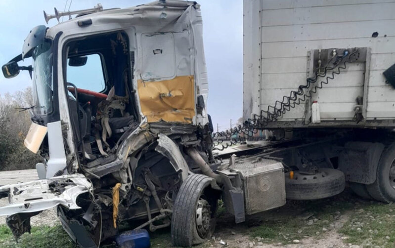 Şabranda evakuatorla qatar toqquşdu - Sürücü ağır yaralandı - Foto