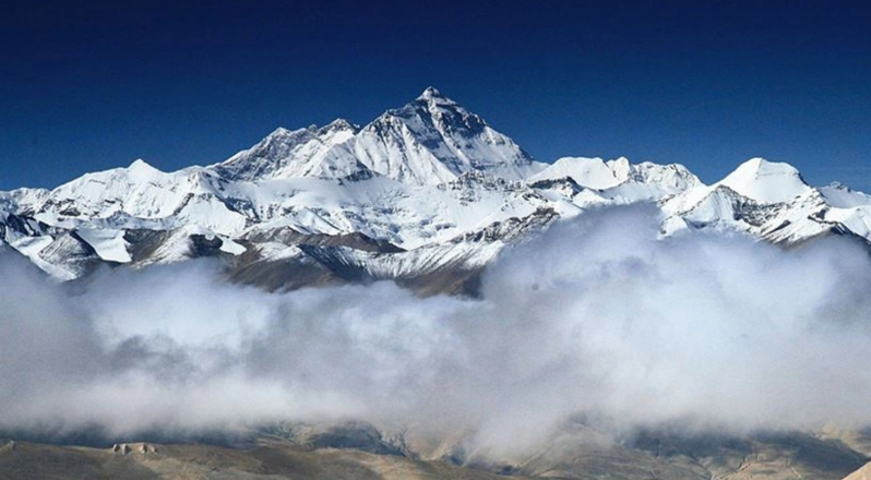 Everest zirvəsində nepallı alpinistin meyiti tapıldı