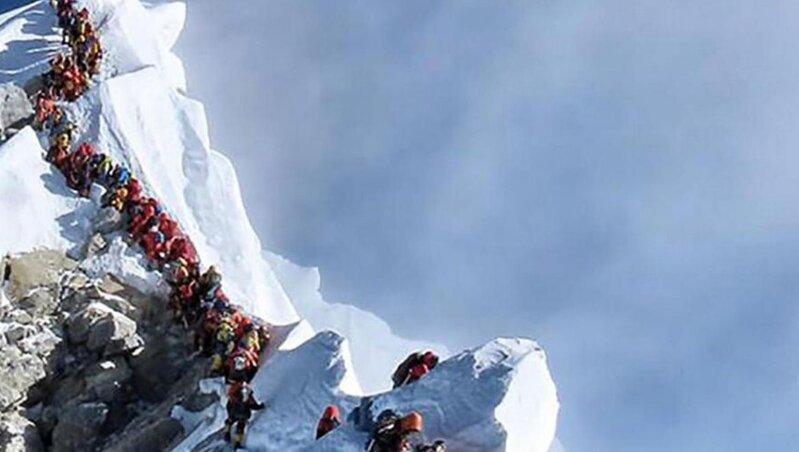 Everest faciəsi: Zirvədən enən iki alpinist həyatını itirdi