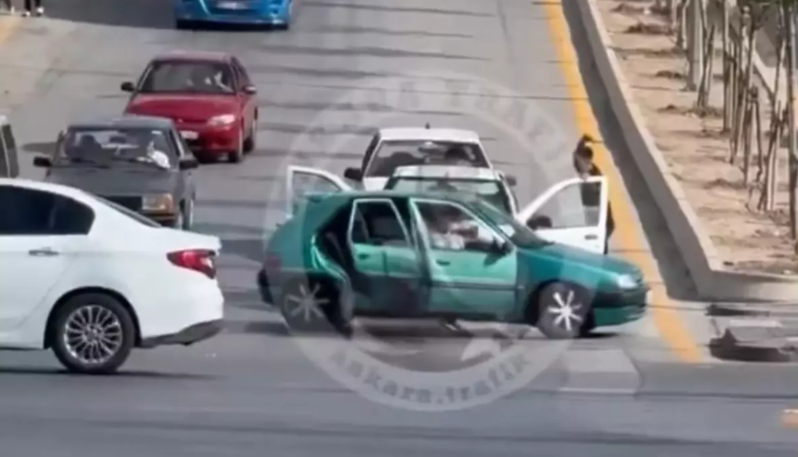 Yaşlı kişiyə gündüz vaxtı qılınc və bıçaqla hücum etdilər - VİDEO